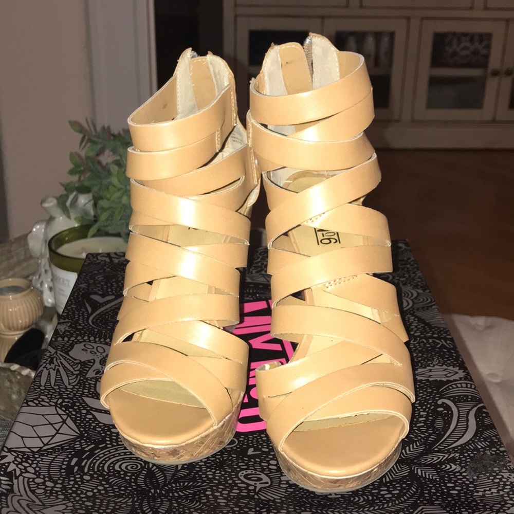 Tan wedges - Picture 1 of 4